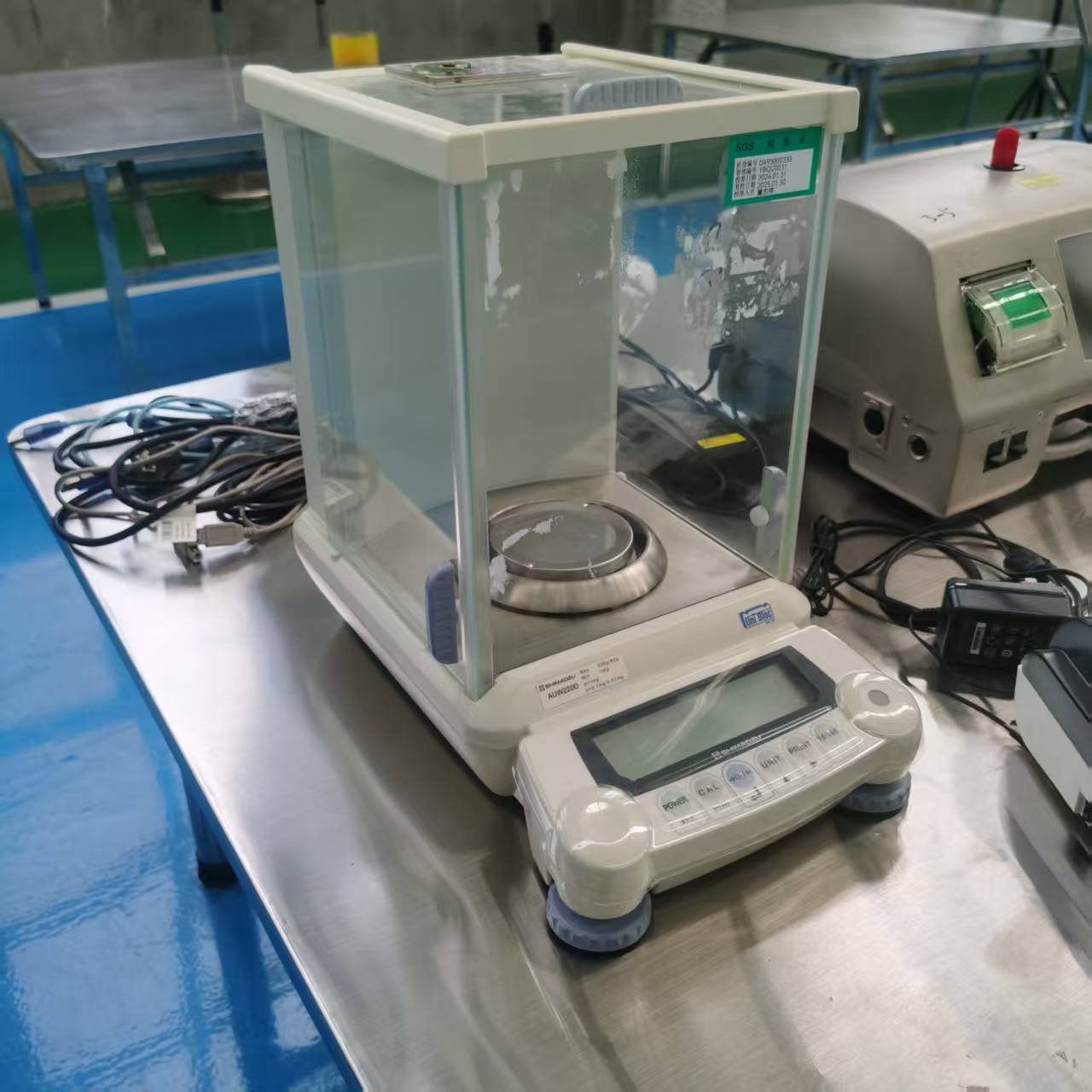 Used Electronic Analytical Balance &mdash; Model AUW2200 image 4