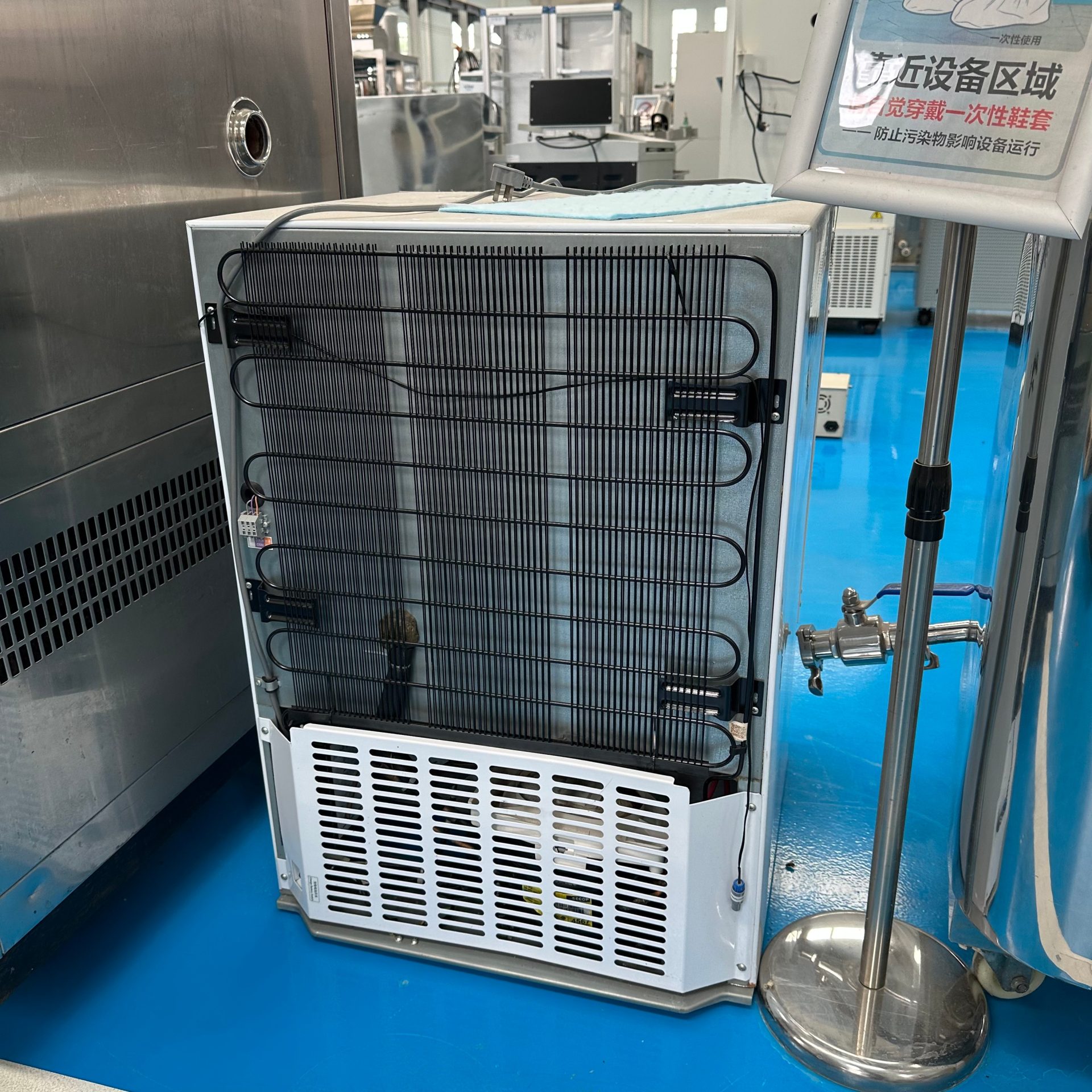 Used Medical Laboratory Refrigerator &mdash; Model HYC-118 image 4