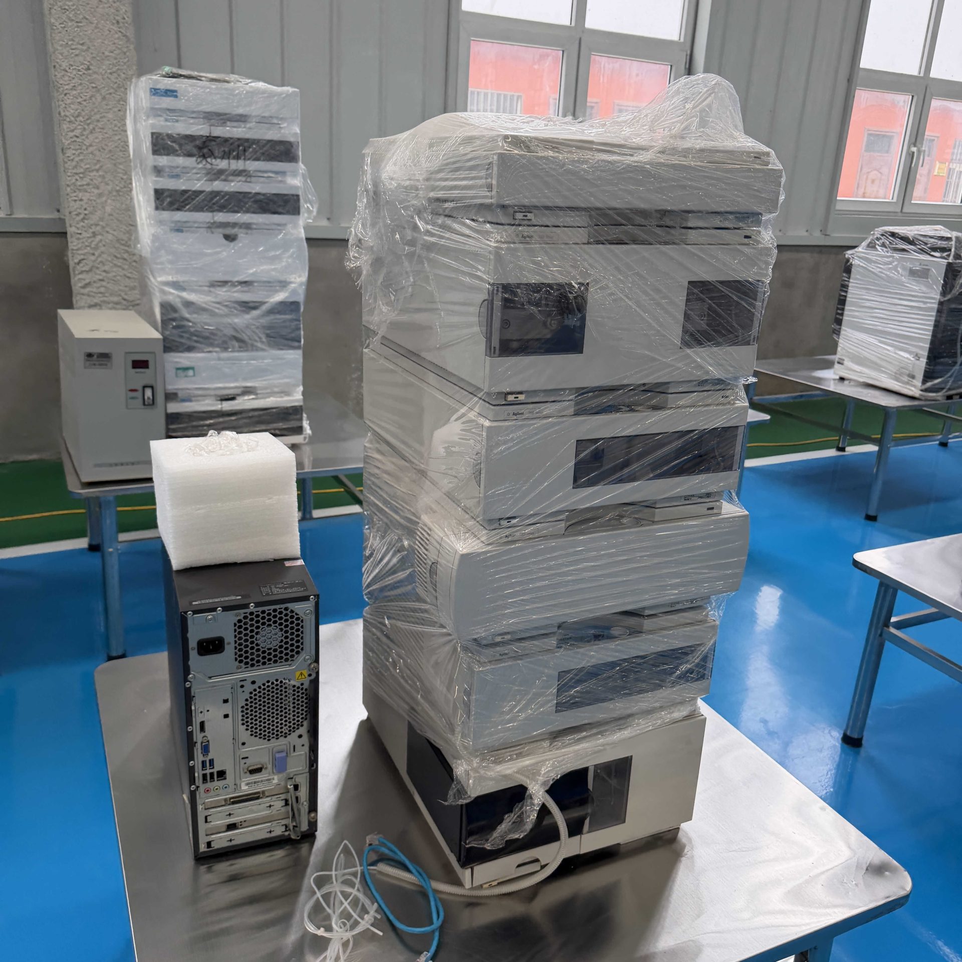 Used High Performance Liquid Chromatograph by agilent technoiogies &mdash; Model 1100 image 2