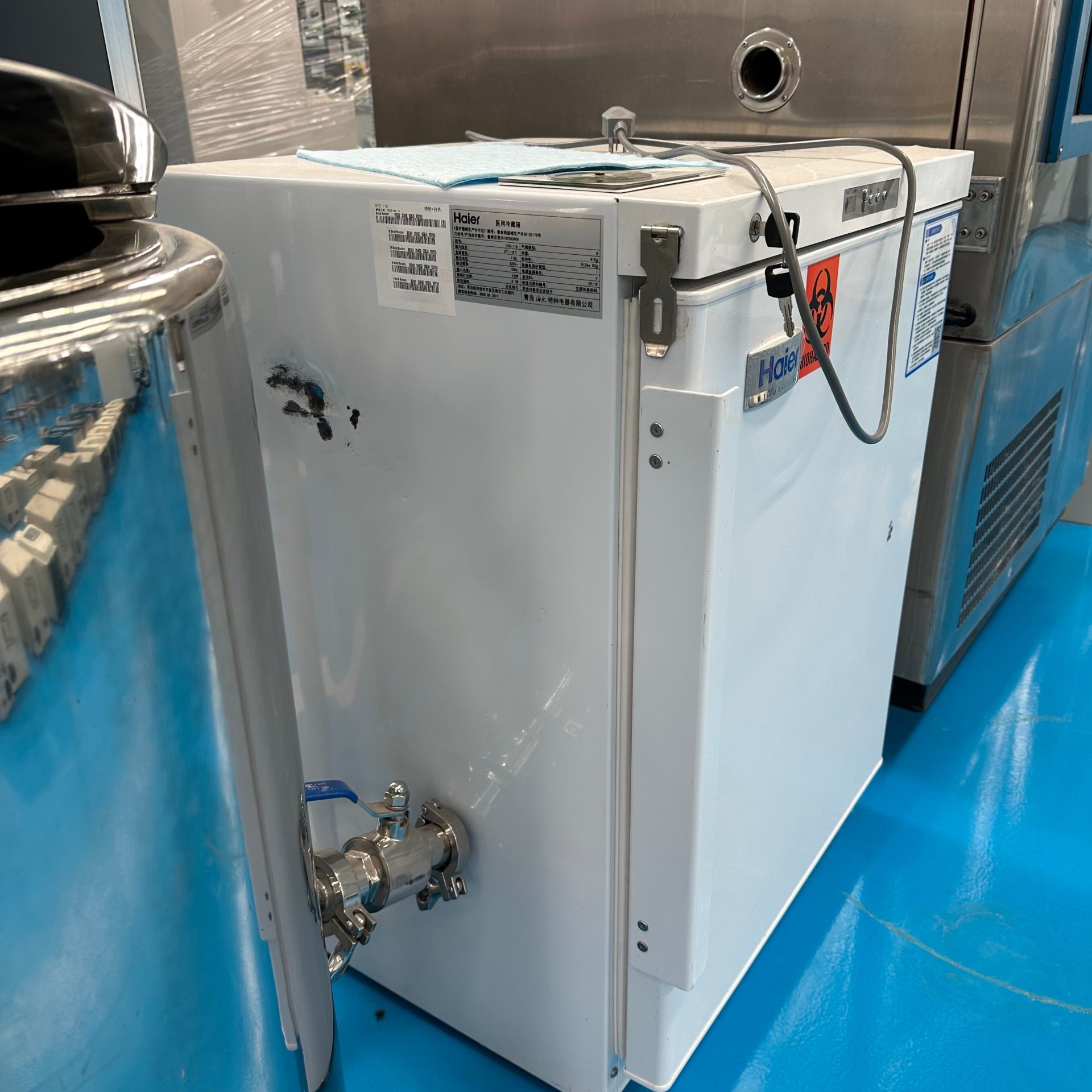 Used Medical Laboratory Refrigerator &mdash; Model HYC-118 image 3