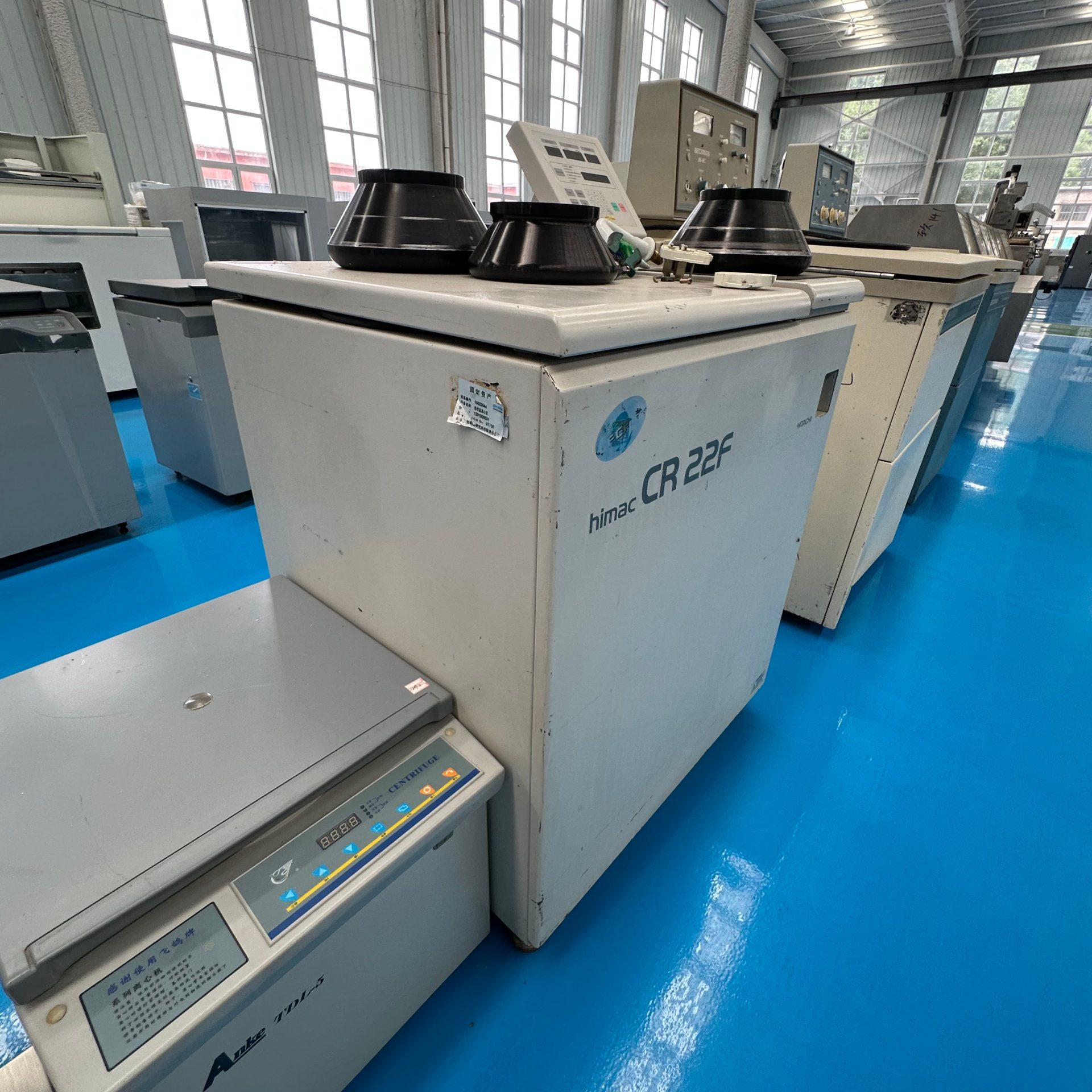 Used Centrifuge &mdash; Model himac CR22F image 2