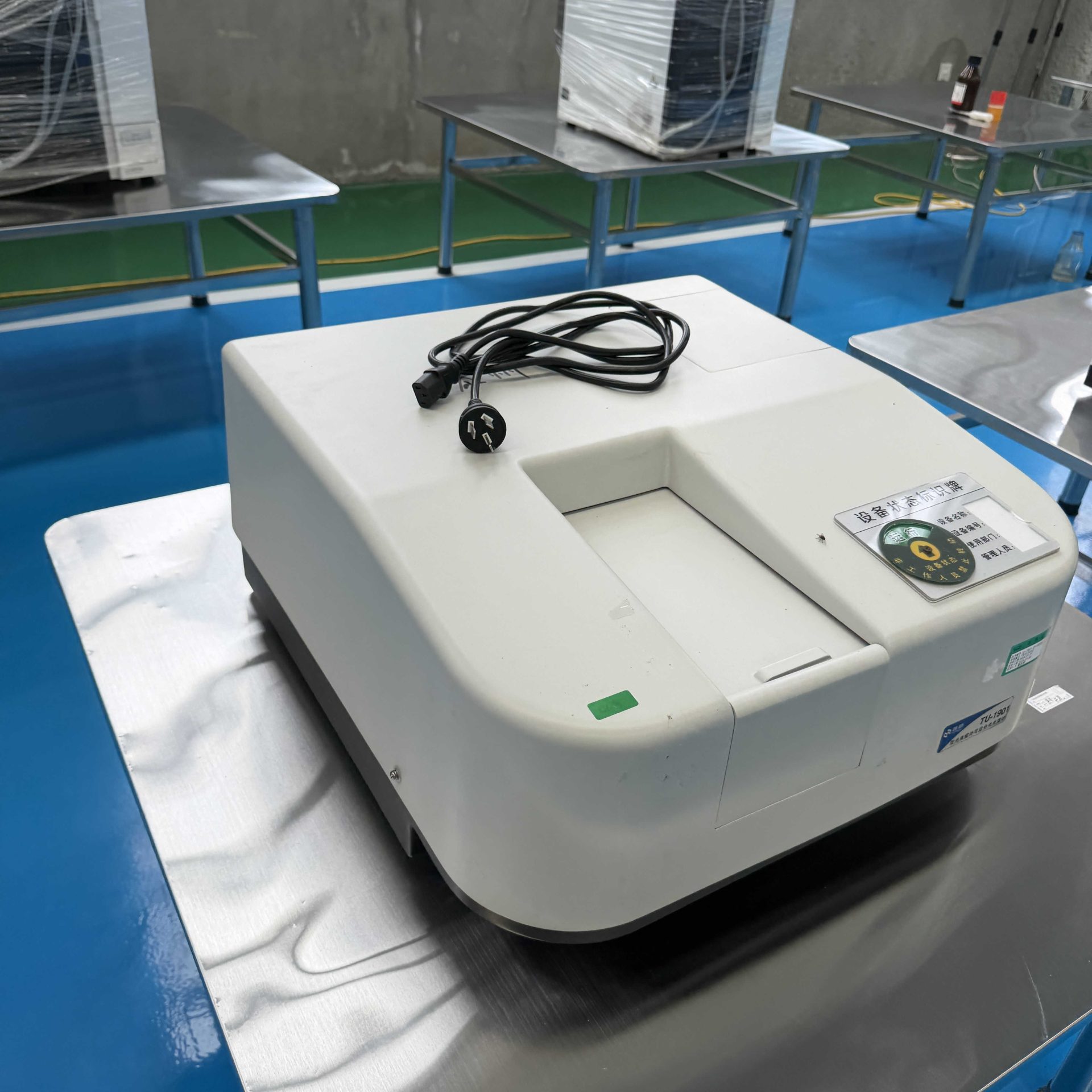 Used UV-Vis Spectrophotometer &mdash; Model TU-1901 image 2