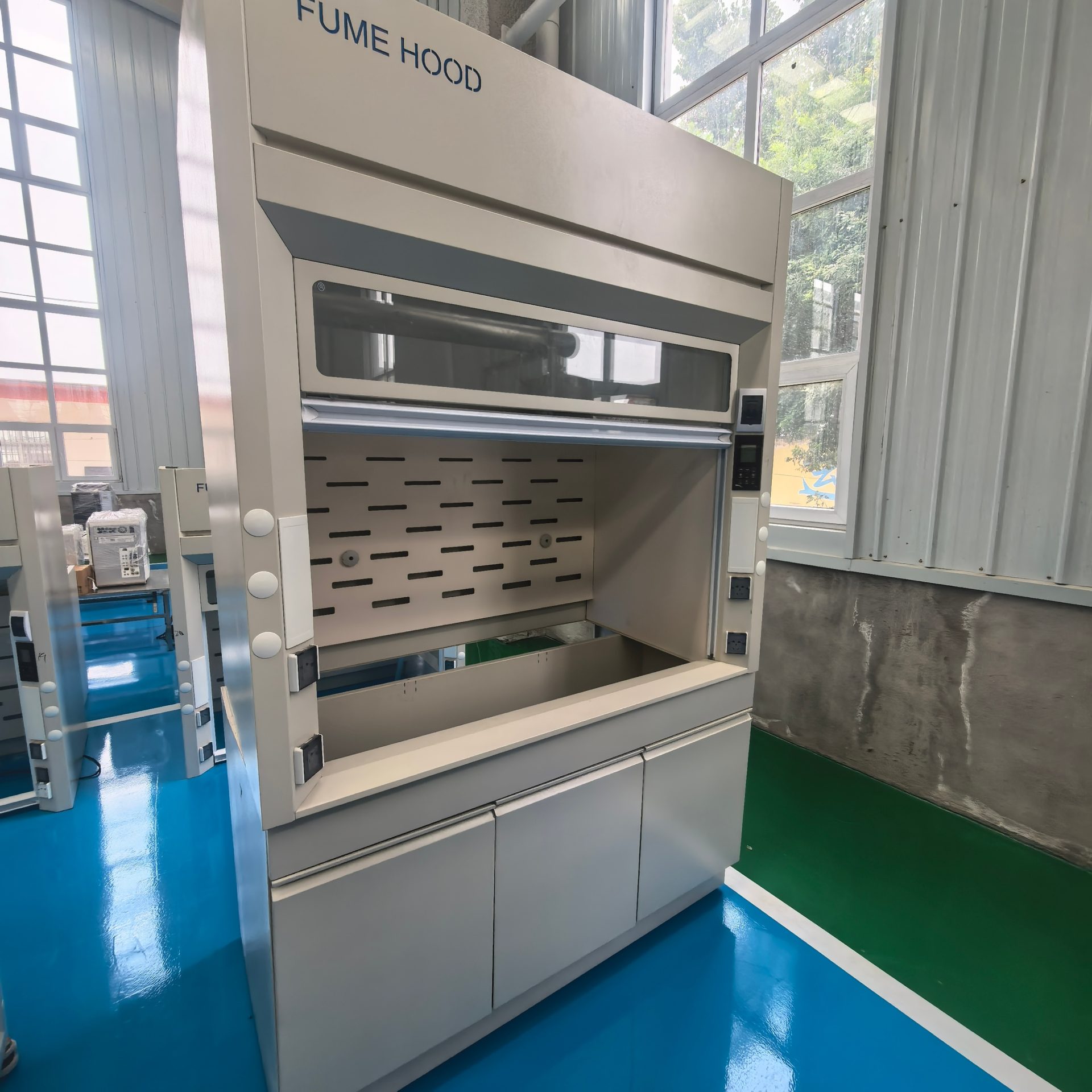 Used Laboratory Fume Hood