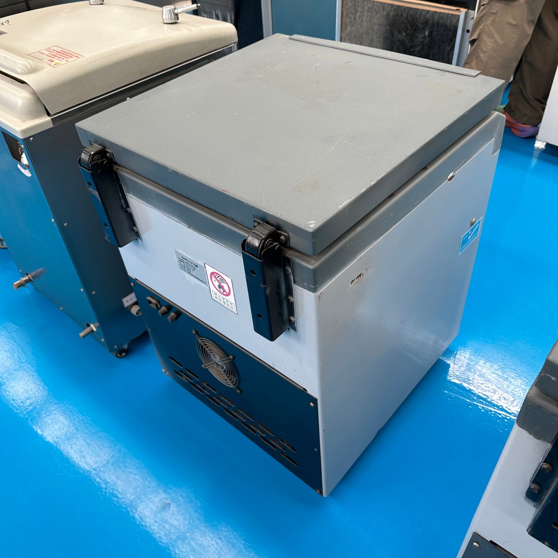 Used Centrifuge &mdash; Model Neofuge 23R image 3