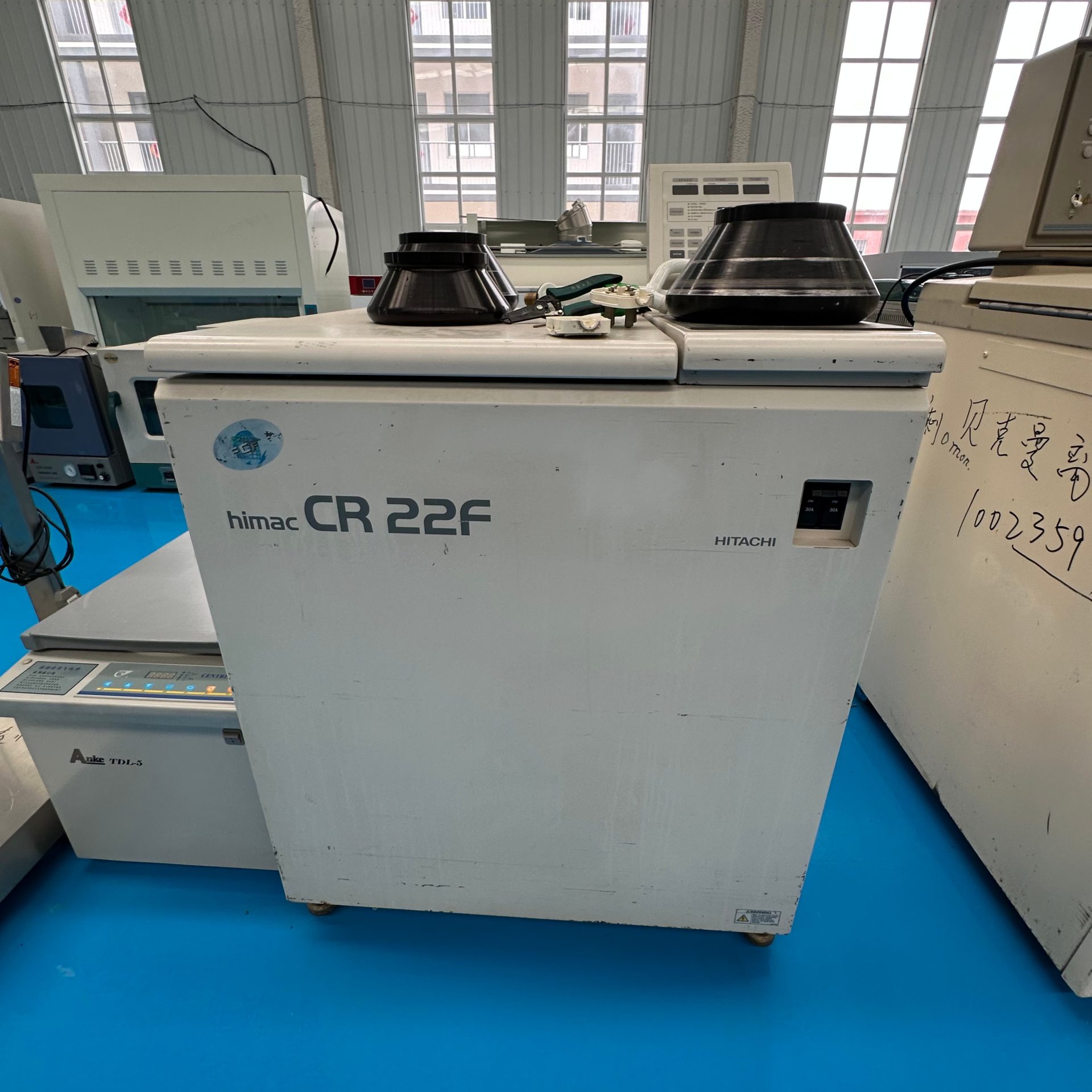 Used Centrifuge &mdash; Model himac CR22F