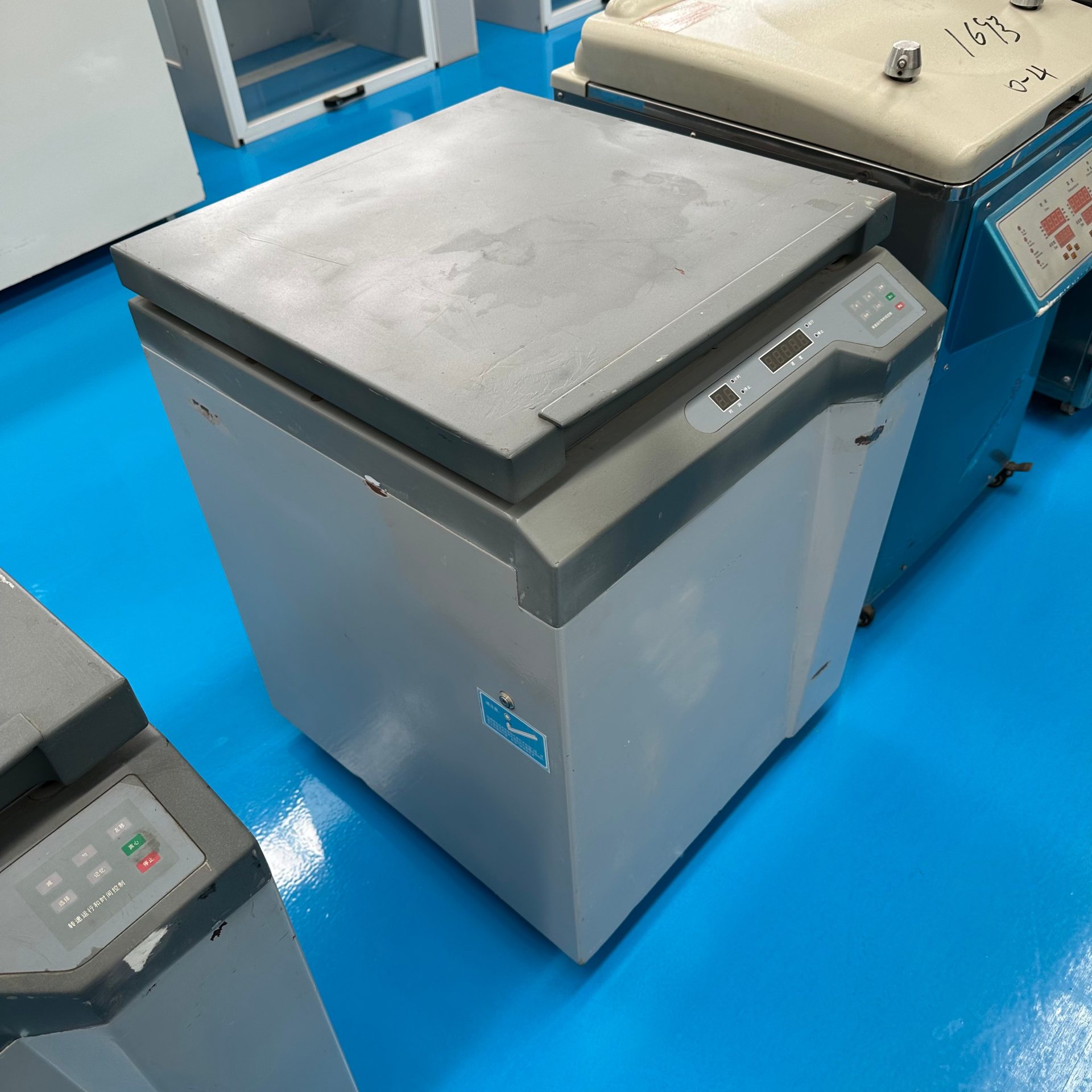 Used Centrifuge &mdash; Model Neofuge 23R image 2