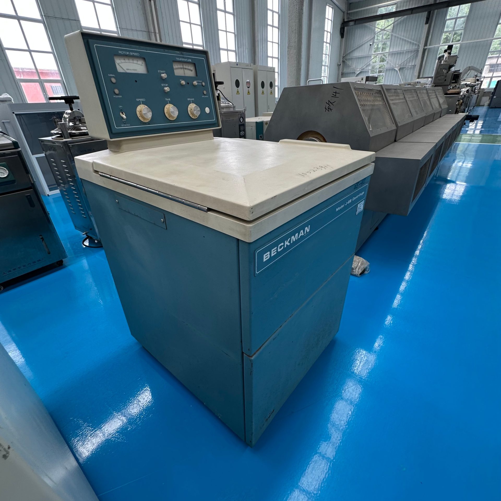 Used Centrifuge &mdash; Model J-6B image 2
