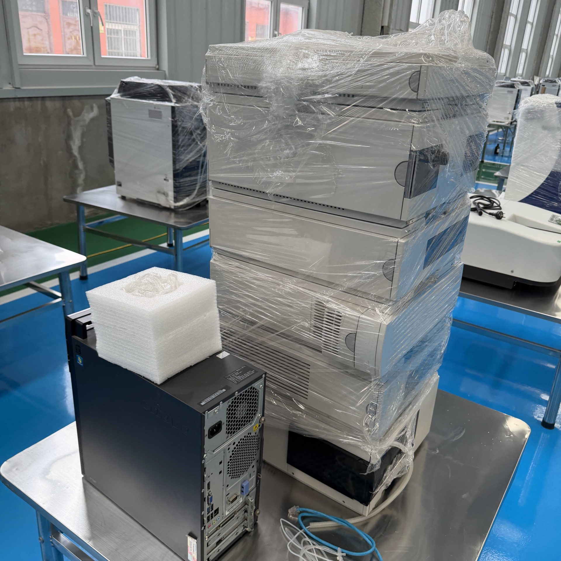 Used High Performance Liquid Chromatograph by agilent technoiogies &mdash; Model 1100 image 3