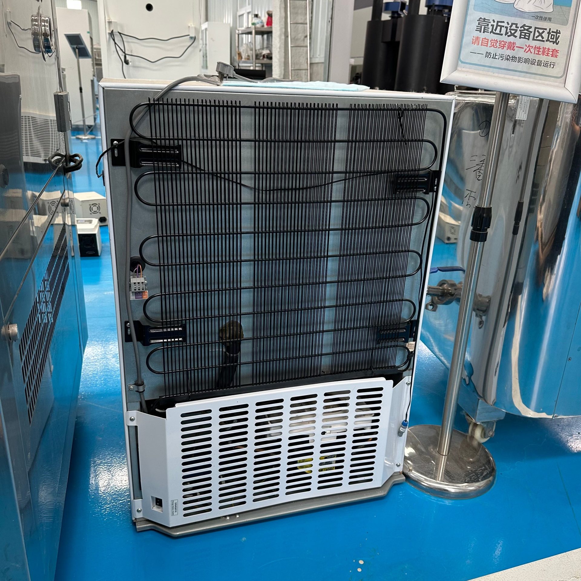 Used Medical Laboratory Refrigerator &mdash; Model HYC-118 image 5