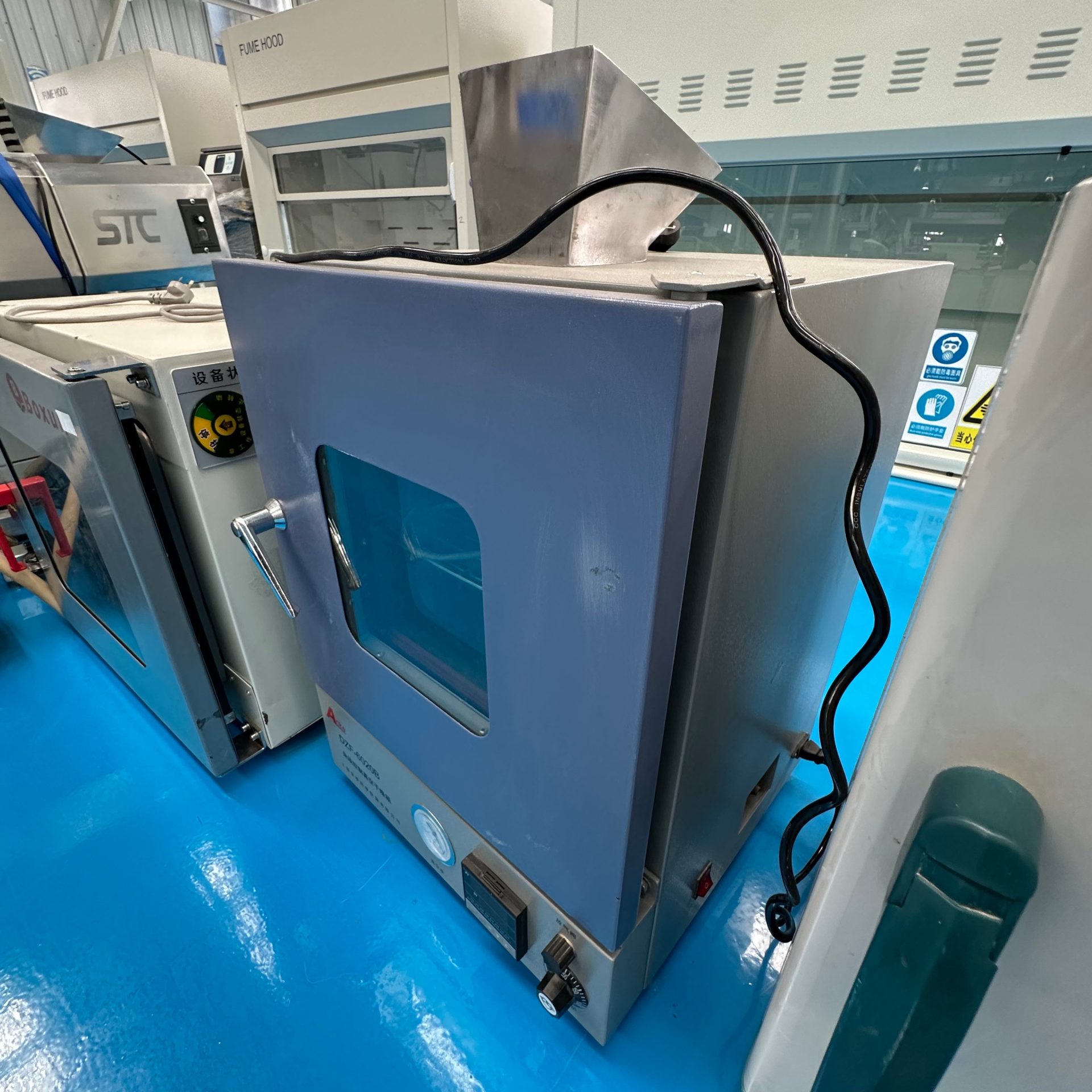 Used Laboratory Incubator image 5