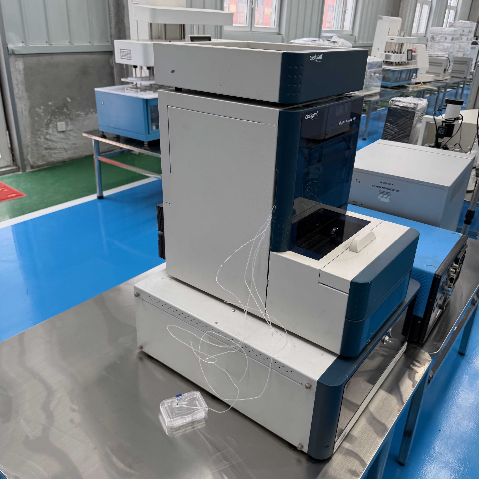 Used High Performance Liquid Chromatograph image 3