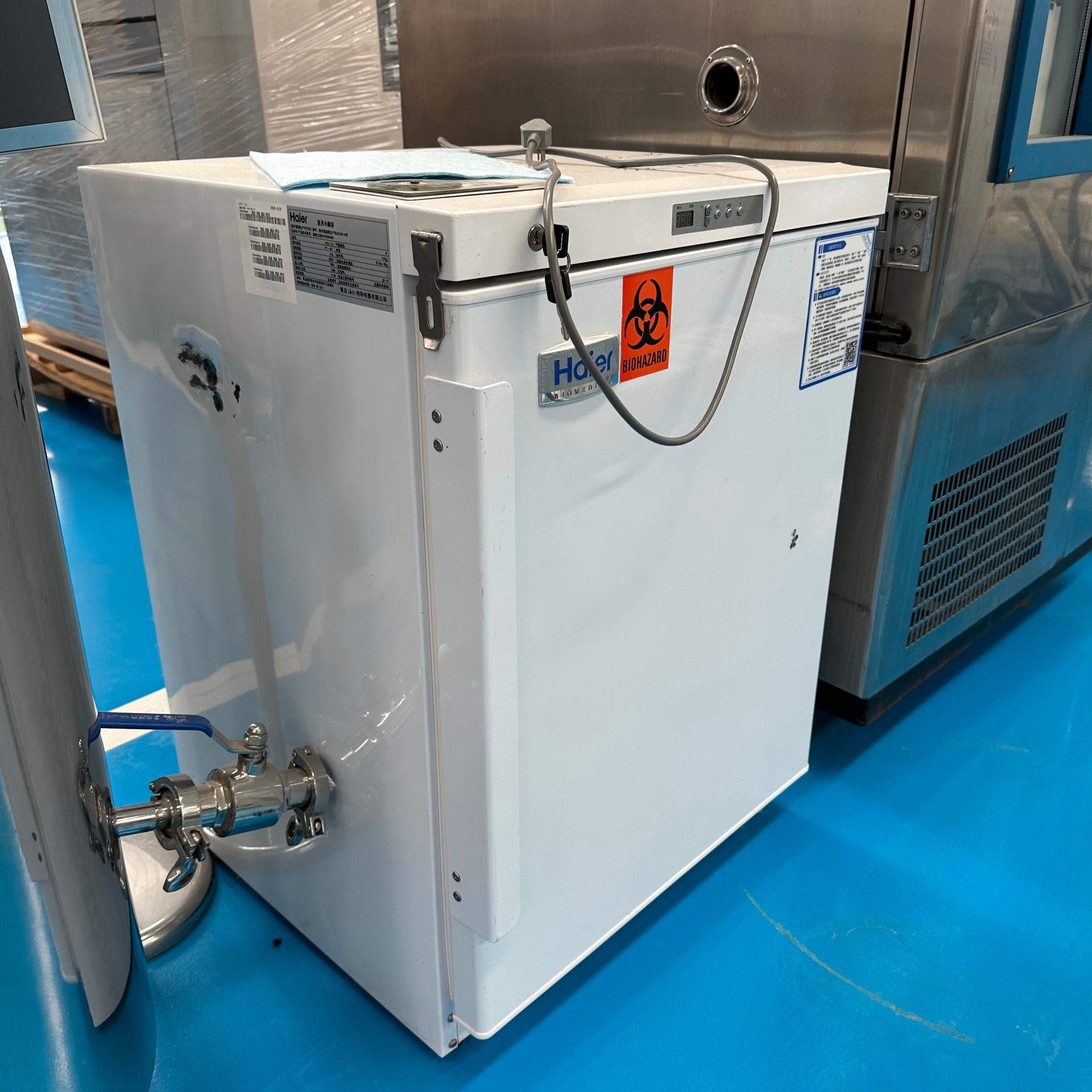 Used Medical Laboratory Refrigerator &mdash; Model HYC-118 image 2