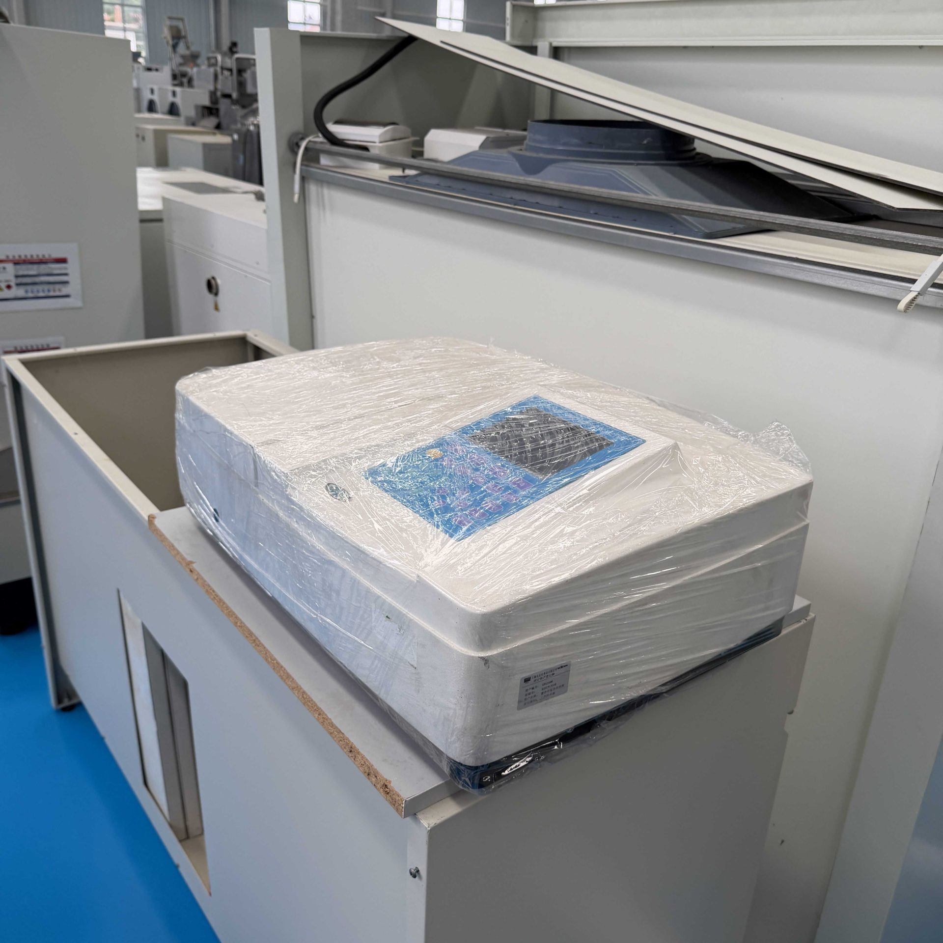 Used UV-Vis Spectrophotometer image 5