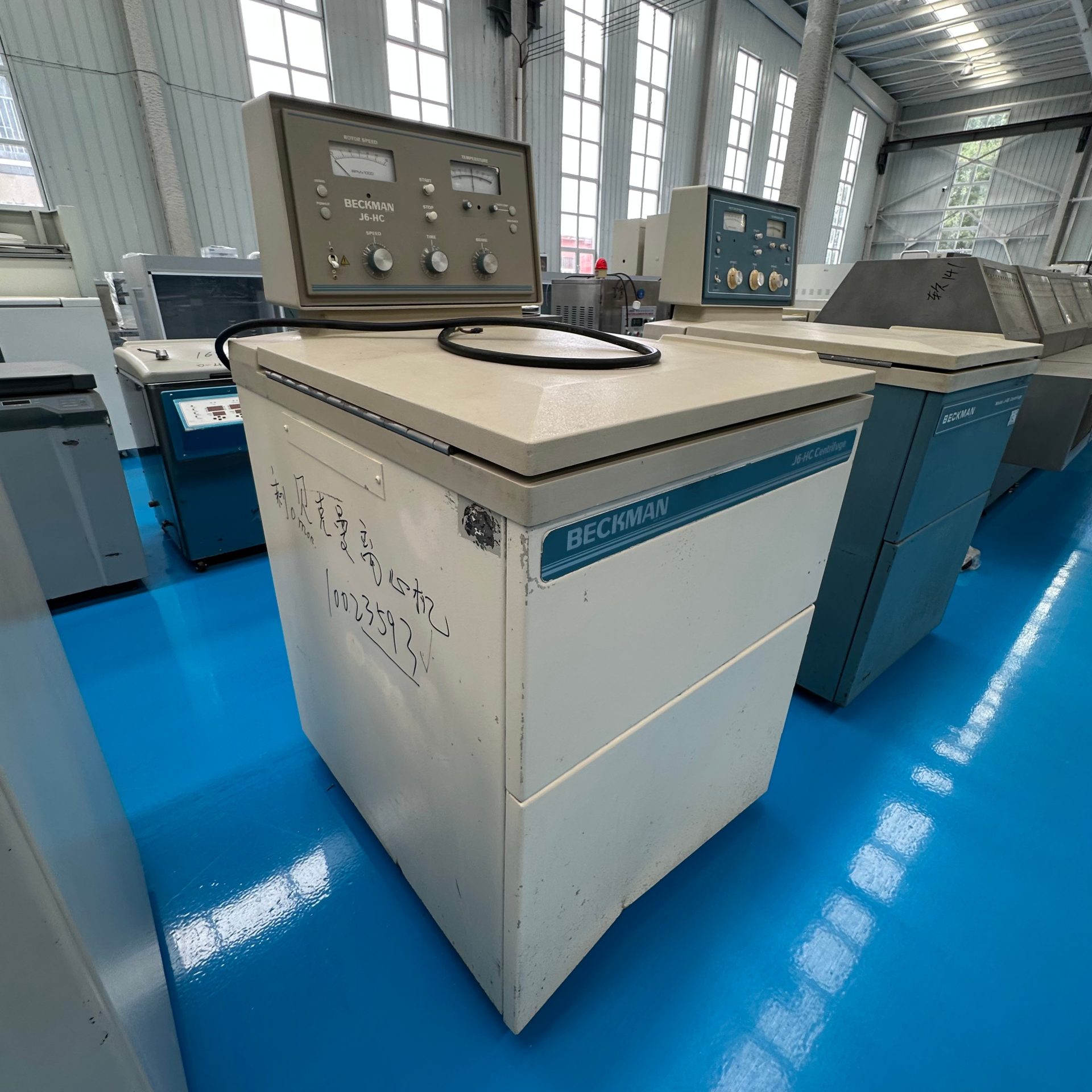 Used Centrifuge &mdash; Model J6-HC image 2