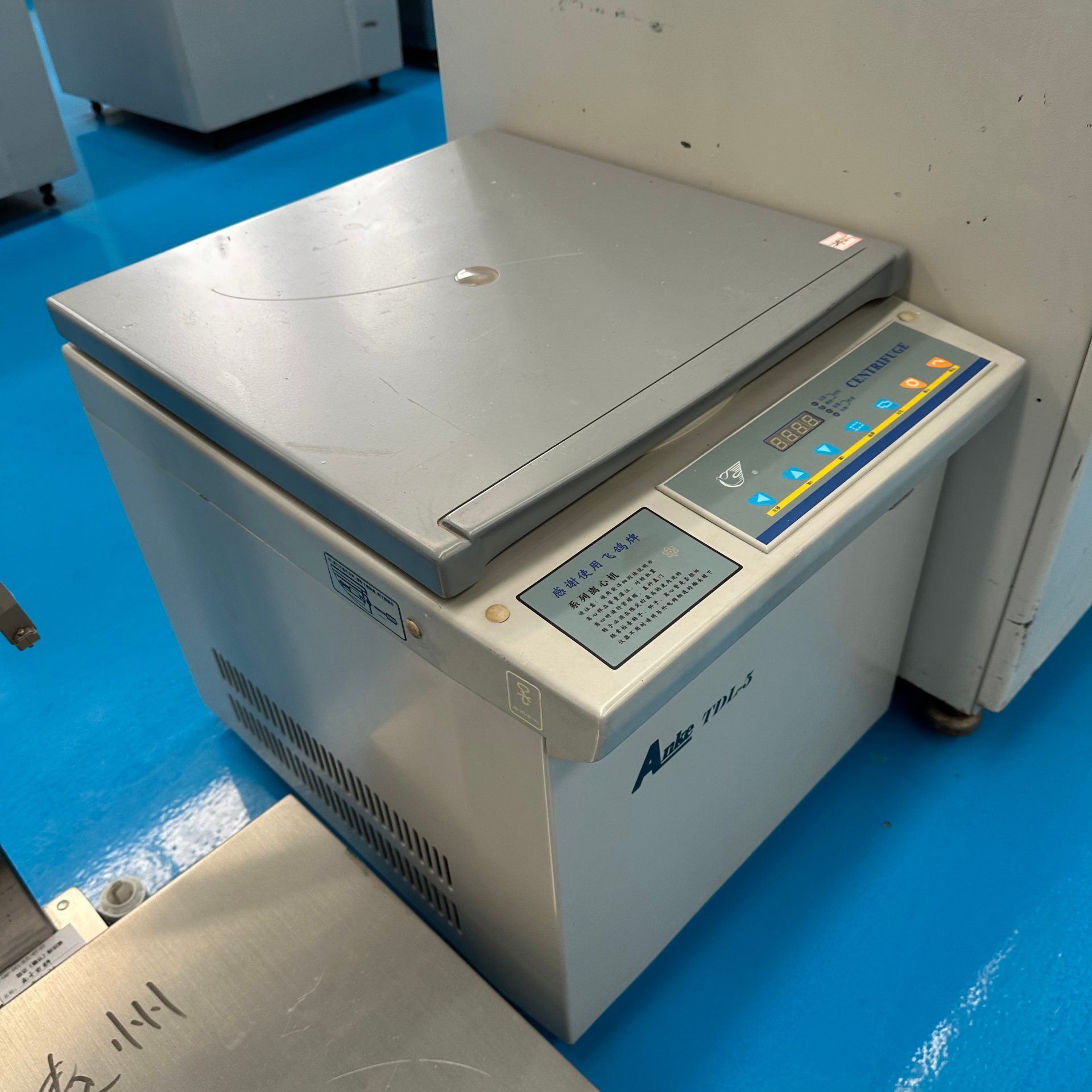 Used Centrifuge &mdash; Model TDL-5 image 2