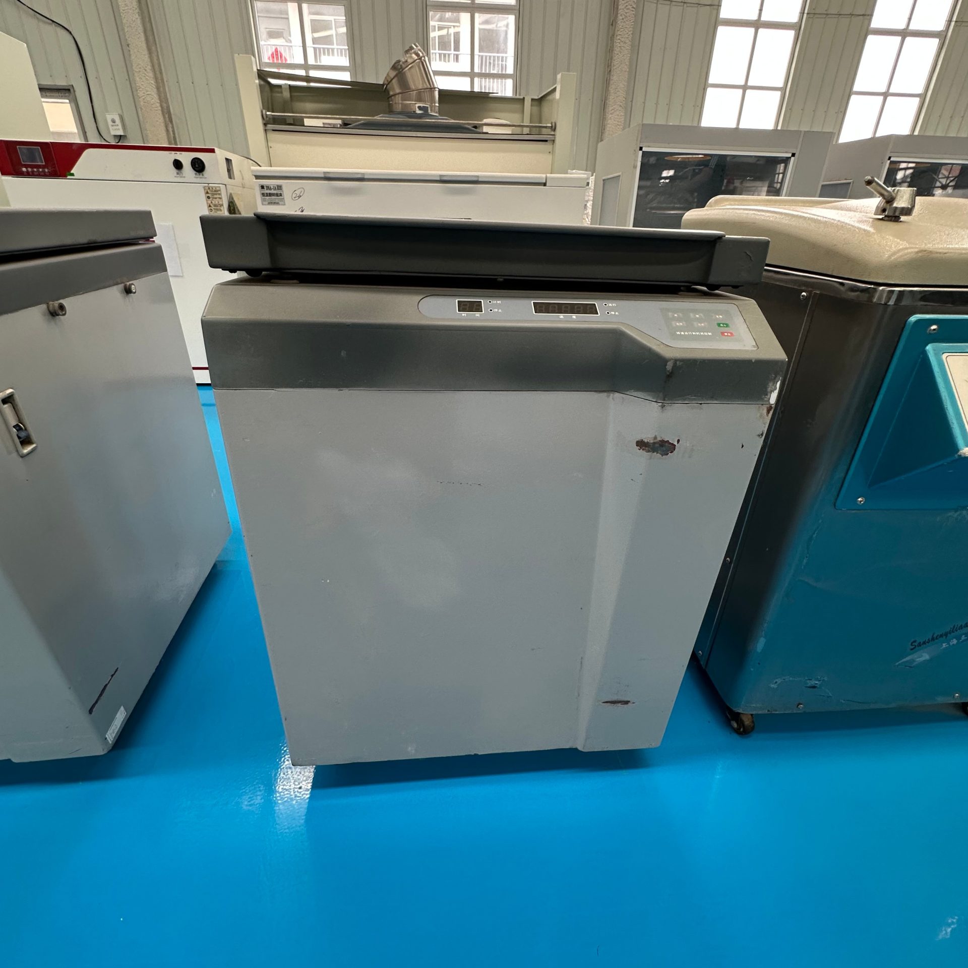 Used Centrifuge &mdash; Model Neofuge 23R