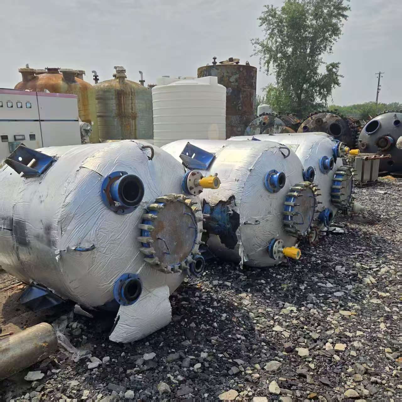 Used 2,000 L Glass-Lined Vertical Storage Tank image 3